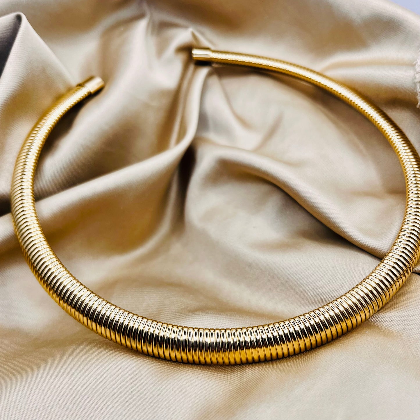 U can't touch this | choker necklaces